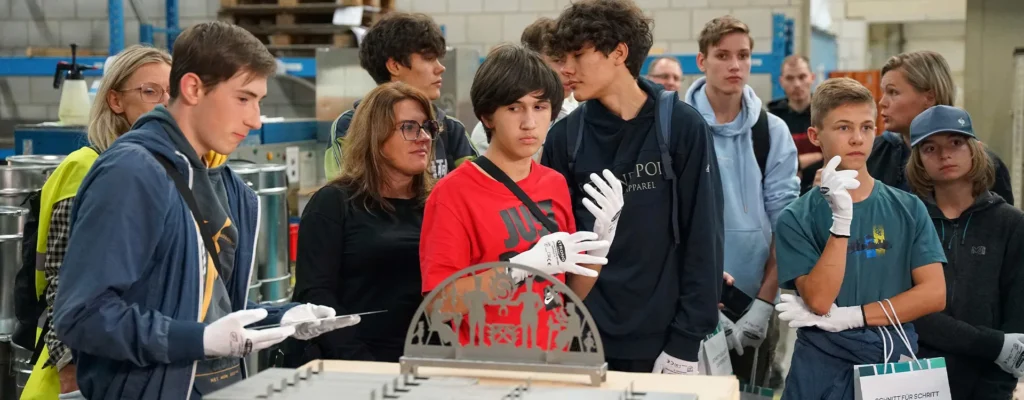 Jugendliche bei Werkzeugführung. Lange Nacht der Ausbildung bei SANTENBERG in Jahnsdorf – 16. September 2025