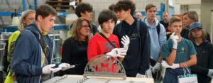 Jugendliche bei Werkzeugführung. Lange Nacht der Ausbildung bei SANTENBERG in Jahnsdorf – 16. September 2025