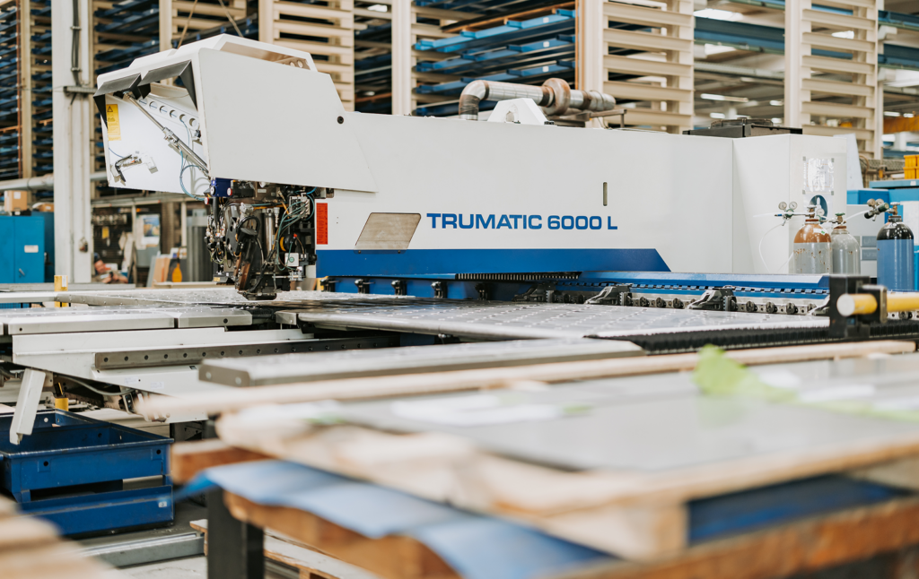 Trumatic 6000 L Stanzmaschine bei der Blechbearbeitung in der Fertigungshalle