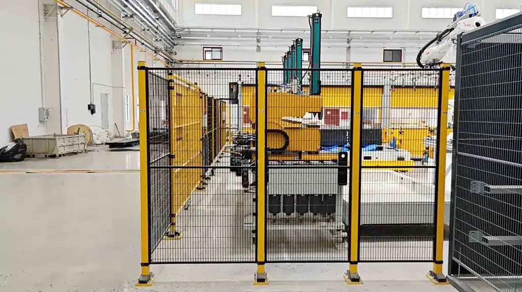 Doppelschwenktür im Sicherheitszaun einer Roboterlinie mit ABB-Roboter – Sondermaschinenbau SANTENBERG