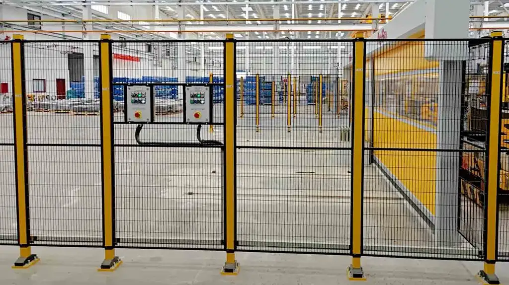 Sicherheitszaun mit integrierten Not-Halt-Schaltern – SANTENBERG Maschinenschutzgittersystem