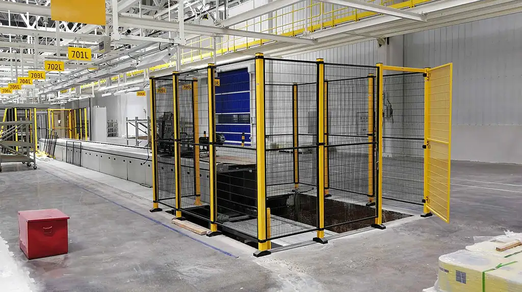 Sicherheitszaun-Käfig mit geöffneter Schwenktür an Produktionslinie – SANTENBERG Maschinenschutzgitter