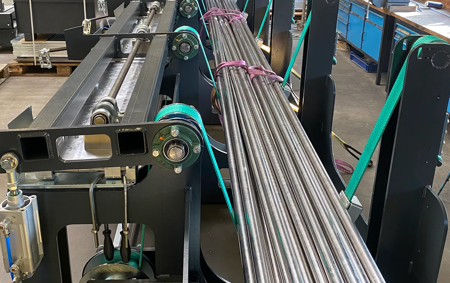 Rollenförderer mit gebündelten Metallstäben – SANTENBERG Fördertechnik