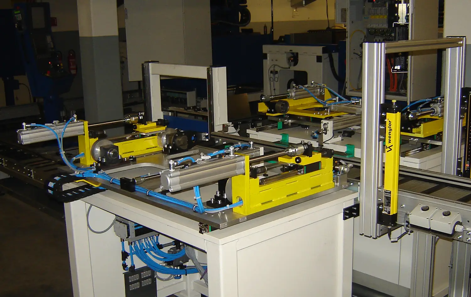 Pneumatische Positioniereinheit mit Sensorleiste – SANTENBERG Automatisierungstechnik