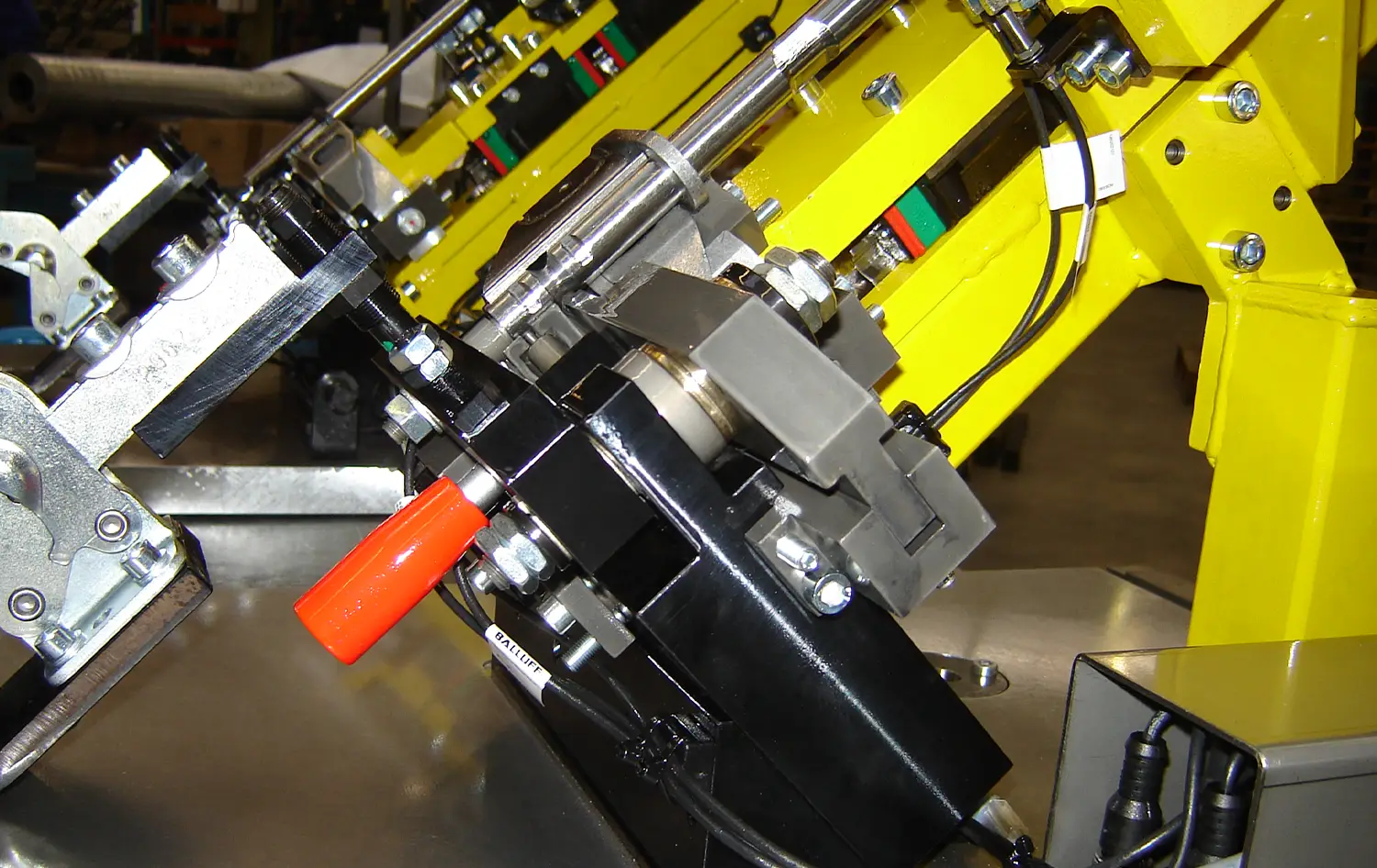 Antriebseinheit mit Not-Halt-Griff an Sondermaschine – SANTENBERG Automatisierung