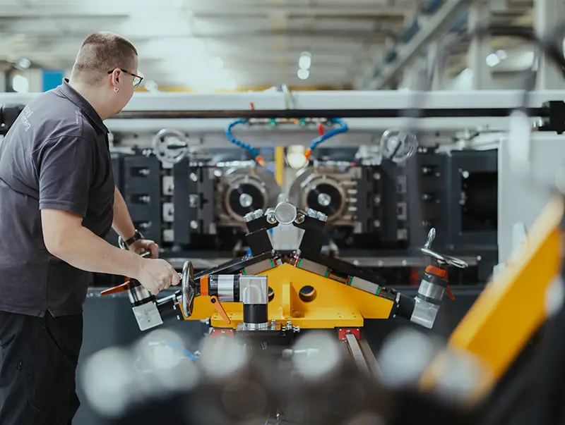 Moderne Präzisionsmaschine von SANTENBERG für die hochpräzise Metallbearbeitung und den Sondermaschinenbau.