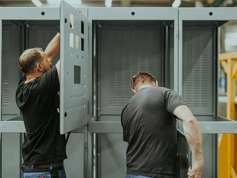 Schaltschränke von SANTENBERG – Techniker bei der Montage eines industriellen Schaltschranks.