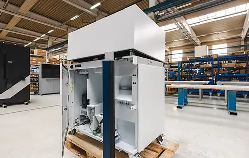 Elektrischer Schaltschrank einer Industrieanlage mit geöffneter Tür, auf Palette