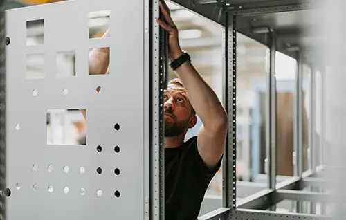 Schaltschränke von SANTENBERG – Techniker bei der Montage eines industriellen Schaltschranks.