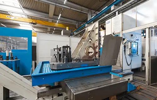 Großes Bauteil auf CNC-Bearbeitungszentrum in der Metallverarbeitung