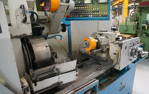 Ältere Drehmaschine mit Bedienpult in der Werkstatt