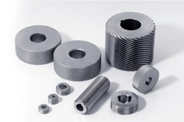 Stahlwalzen und Riemenscheiben in einer Metallverarbeitungsfabrik