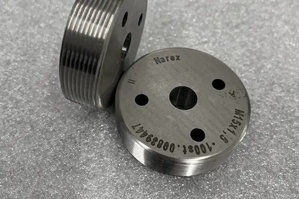 Stahlwalzen und Riemenscheiben in einer Metallverarbeitungsfabrik