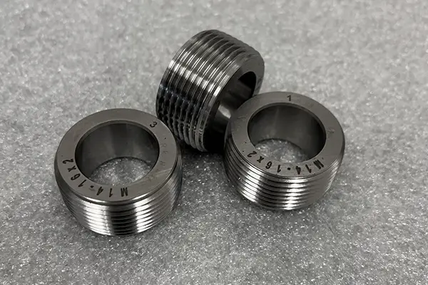 Stahlwalzen und Riemenscheiben in einer Metallverarbeitungsfabrik