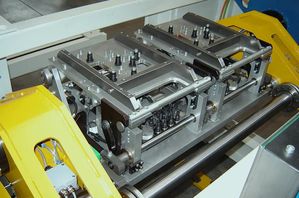 Präzisionsmechanik einer Industriemaschine, Detailansicht der Werkzeugaufnahme