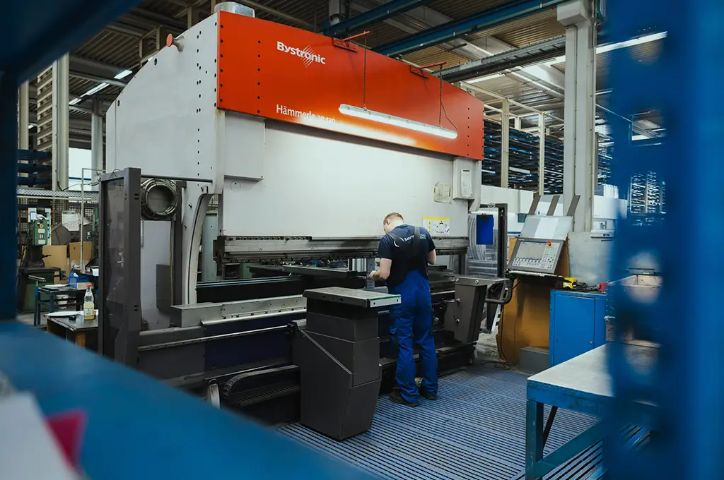 Mitarbeiter bedient Bystronic Abkantpresse in der Blechbearbeitung