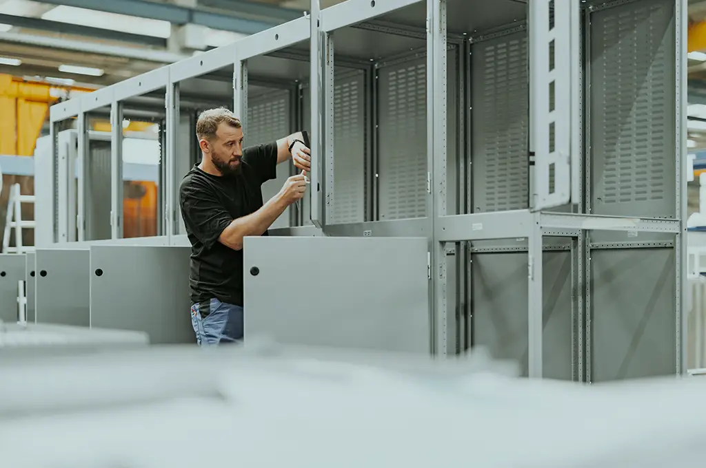 Schaltschränke von SANTENBERG – Techniker bei der Montage eines industriellen Schaltschranks.