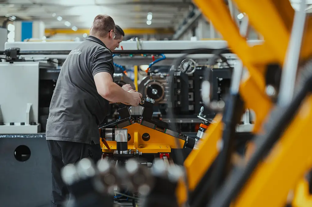 Moderne Präzisionsmaschine von SANTENBERG für die hochpräzise Metallbearbeitung und den Sondermaschinenbau.