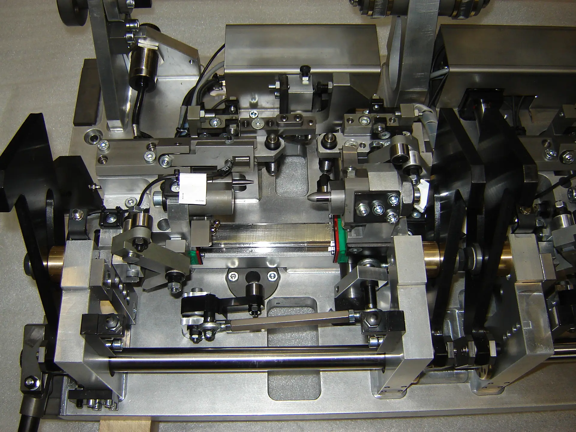 Präzisionsmechanik einer Automatisierungsanlage, Draufsicht auf Fertigungsmodul