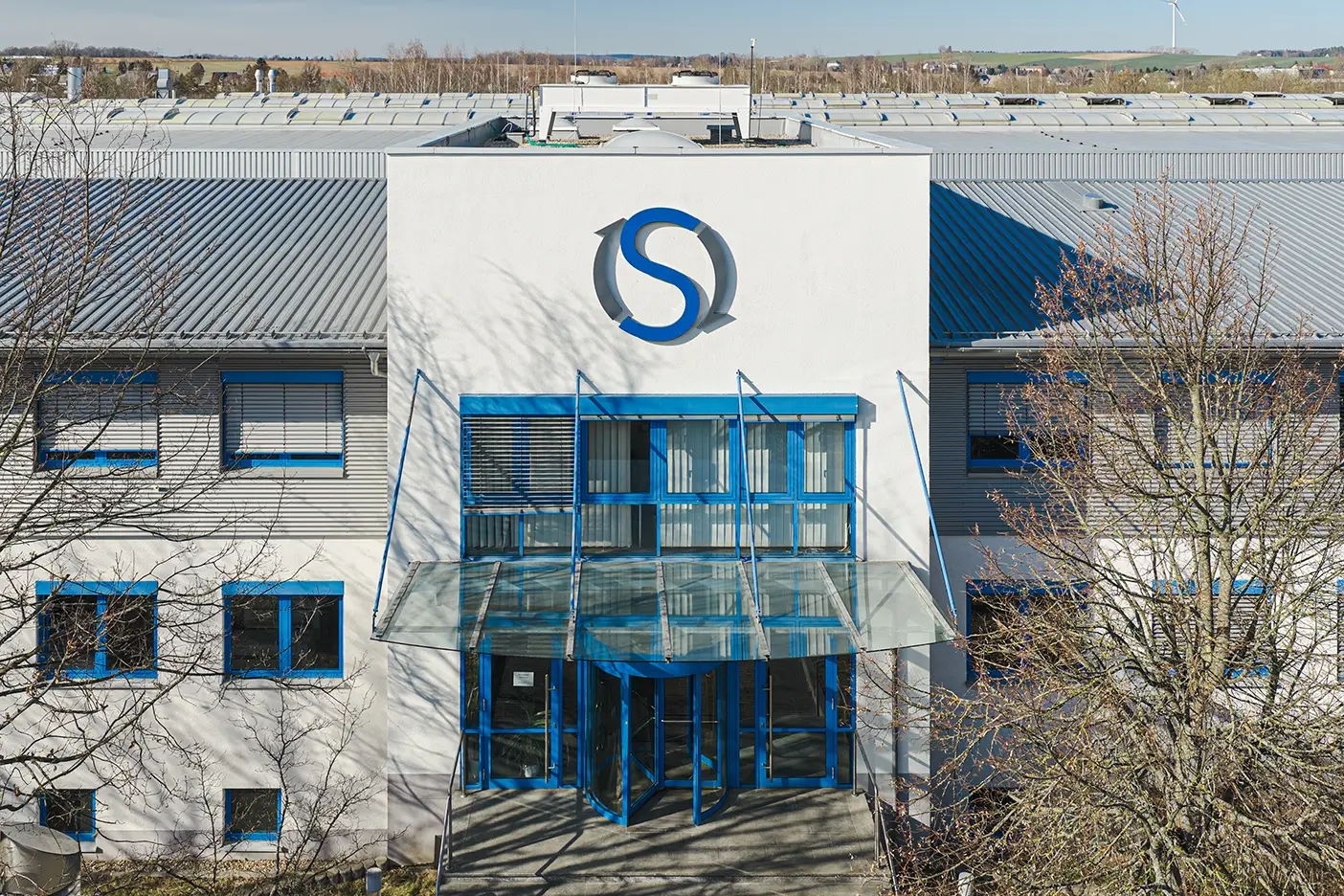 Firmengebäude von SANTENBERG mit modernem Unternehmensstandort für Sondermaschinenbau und industrielle Fertigung.